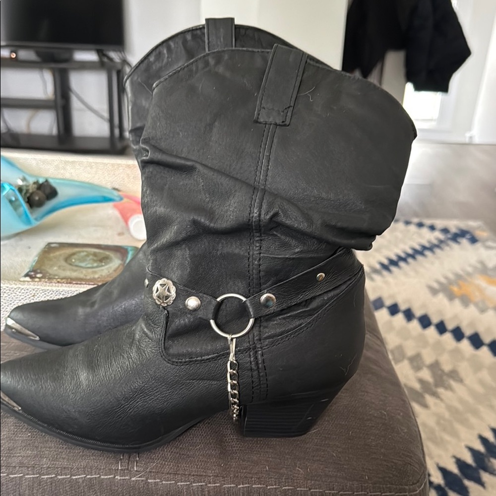 Dingo Black Slouch Western Ankle Boots  Design